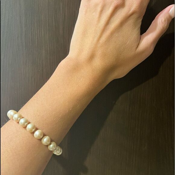 Pearl Bracelet Like New - White Pearls - Silver Closure - Picture 1 of 4